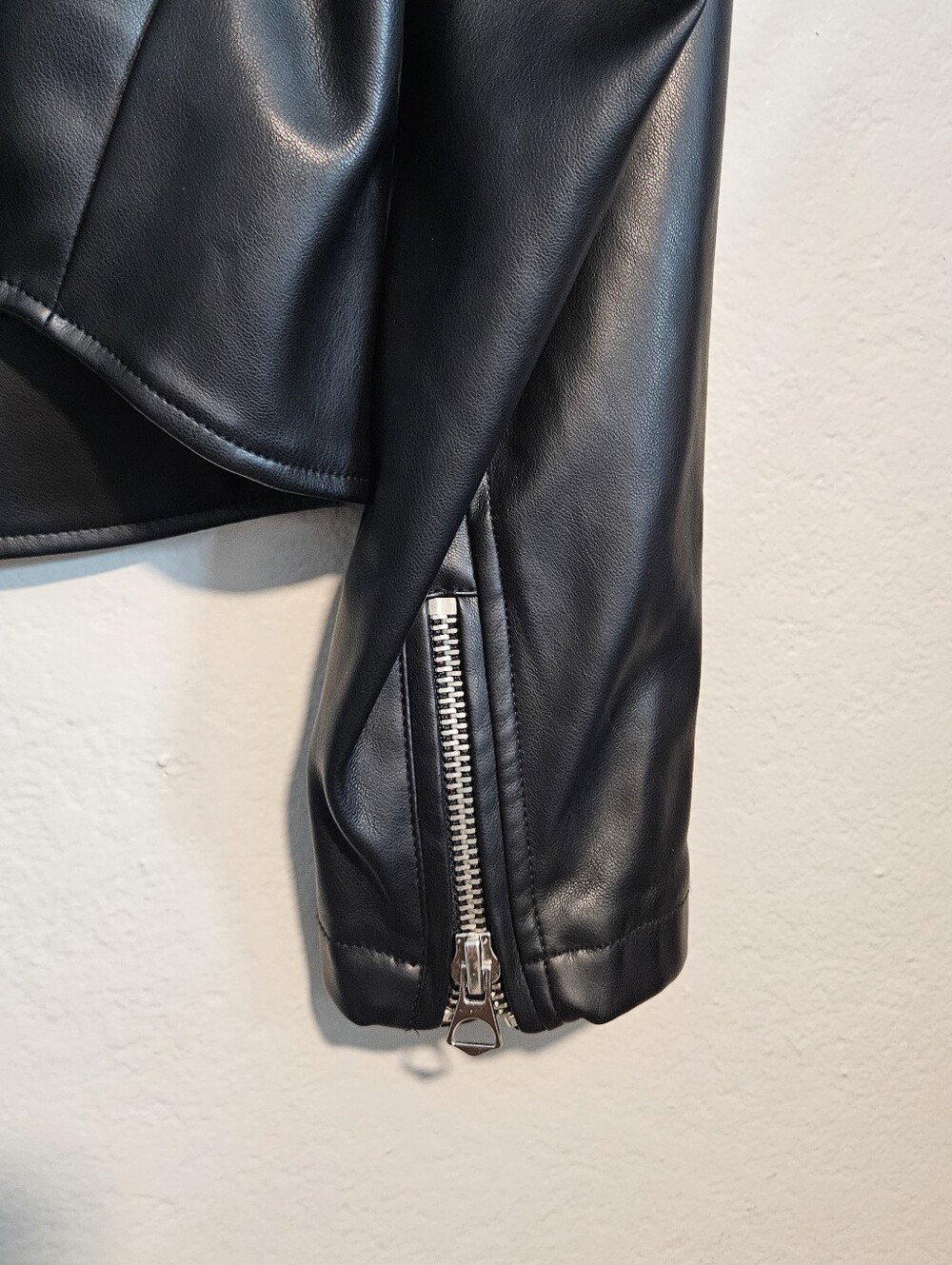 Torrid Satin Lined Black Faux Leather Asymmetric Zipper Moto Jacket Size 2X NWT - Picture 15 of 16